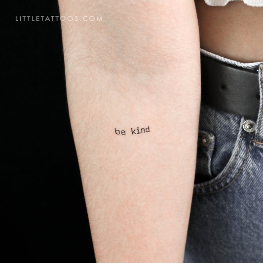 Tatuaje temporal "Be Kind" con fuente de máquina de escribir (juego de 3)