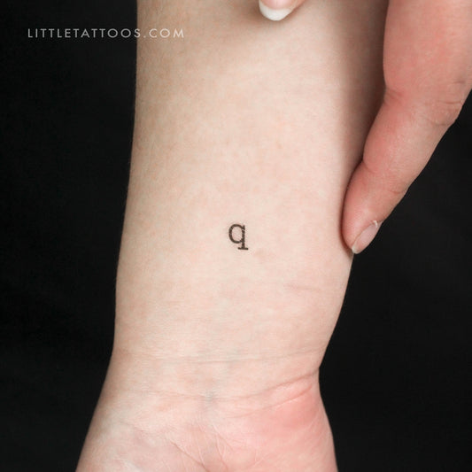 Tatuaje temporal de la letra Q minúscula de máquina de escribir (juego de 3)