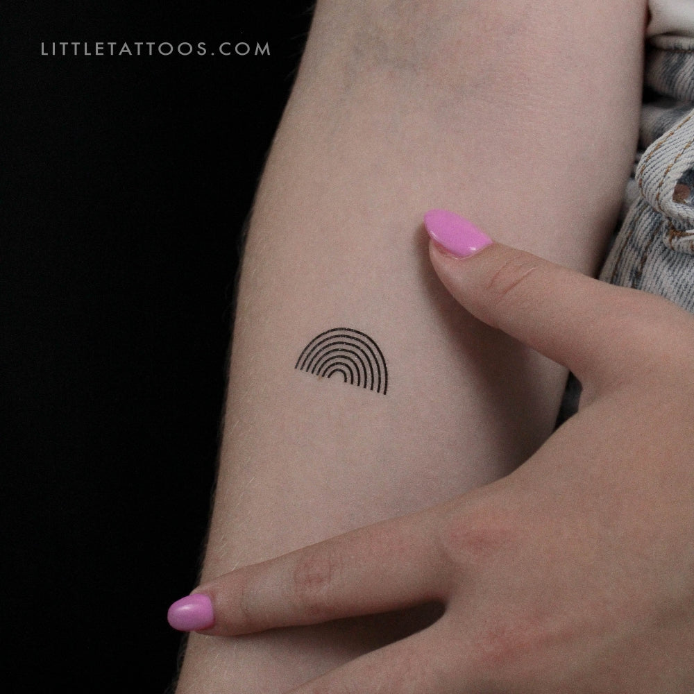 Tatuaje temporal de arcoíris minimalista