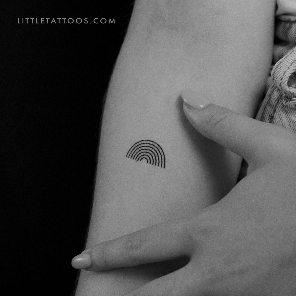 Tatuaje temporal de arcoíris minimalista