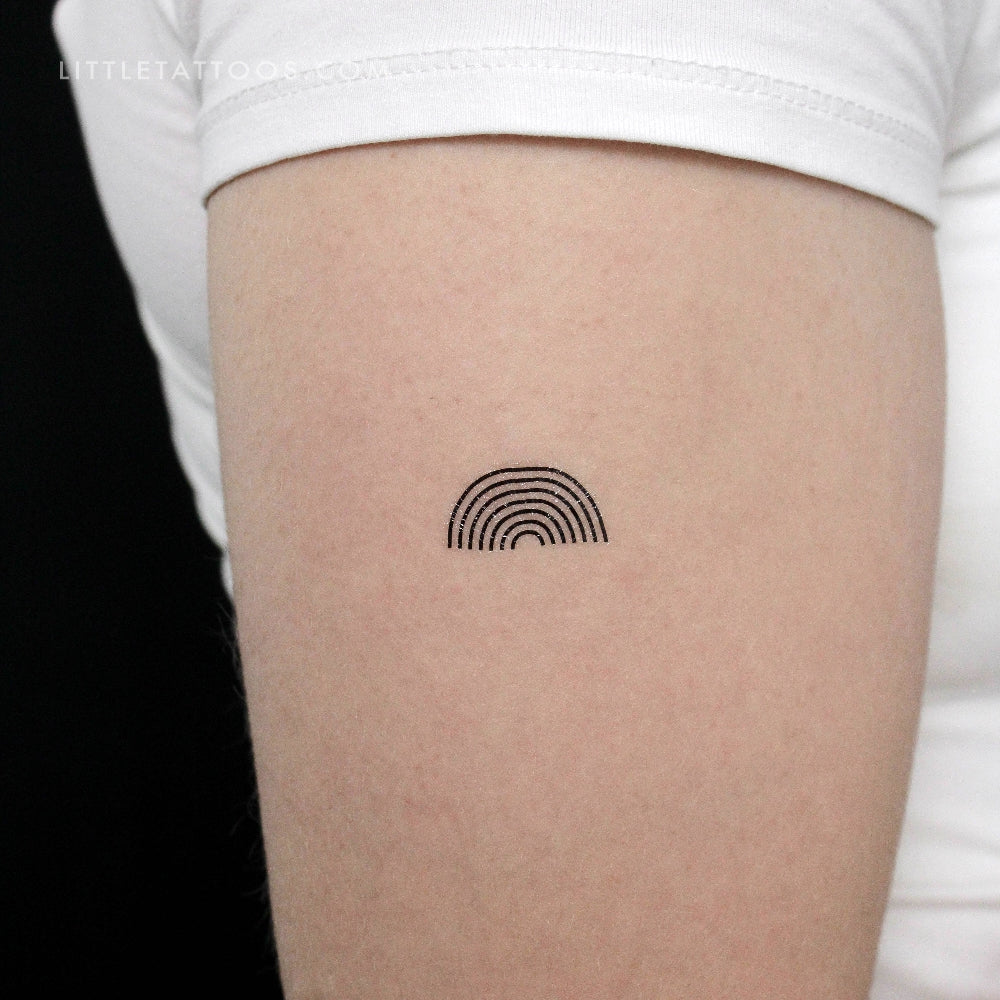 Tatuaje temporal de arcoíris minimalista
