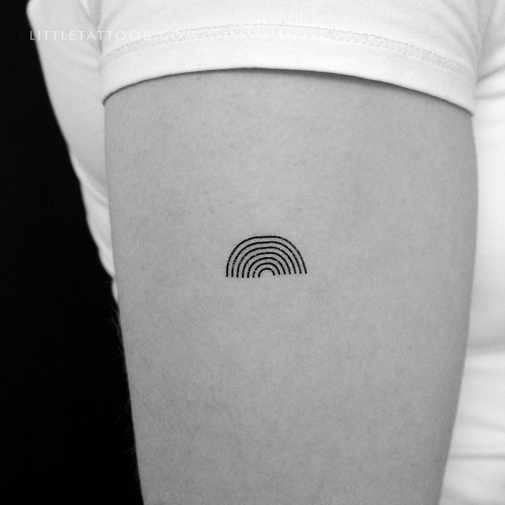 Tatuaje temporal de arcoíris minimalista