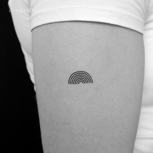 Tatuaje temporal de arcoíris minimalista
