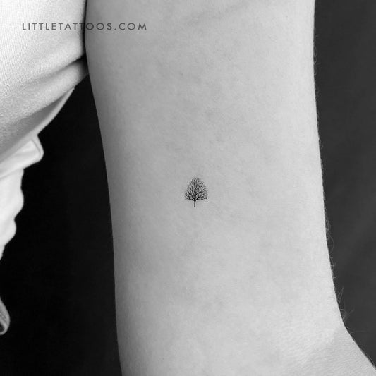 Tatuaje temporal de un pequeño árbol sin hojas
