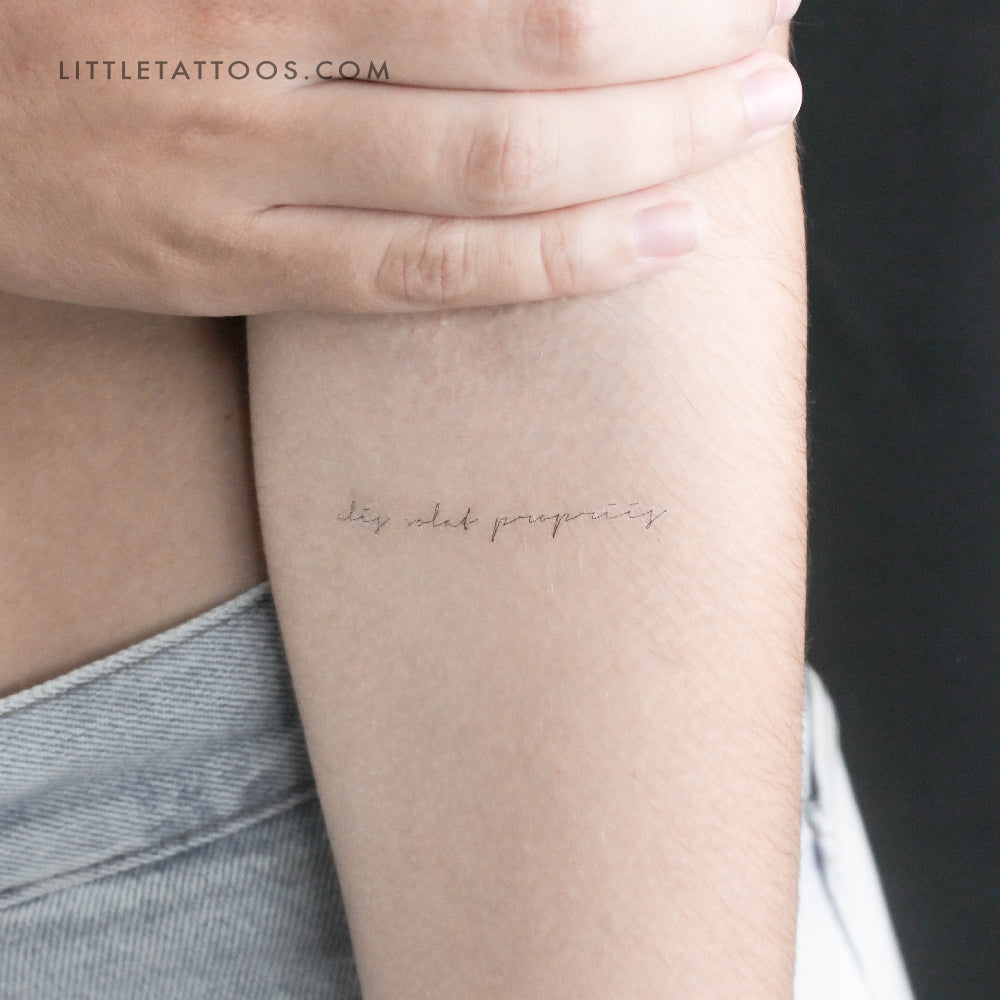 Tatuaje temporal de fuente manuscrita Alis Volat Propriis - Juego de 3