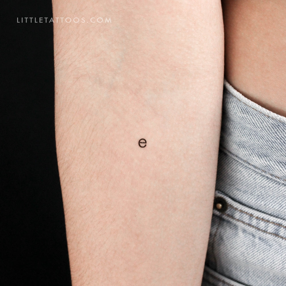 Tatuaje temporal de la letra E minúscula de máquina de escribir (juego de 3)