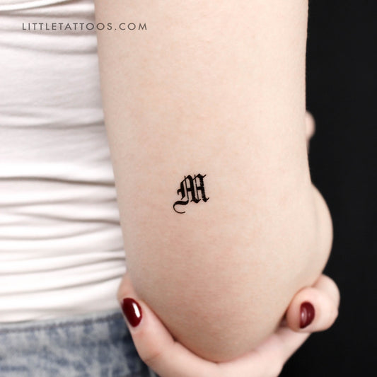 Tatuaje temporal de la letra M gótica (juego de 3)