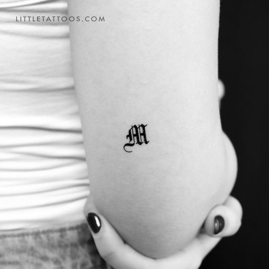 Tatuaje temporal de la letra M gótica (juego de 3)