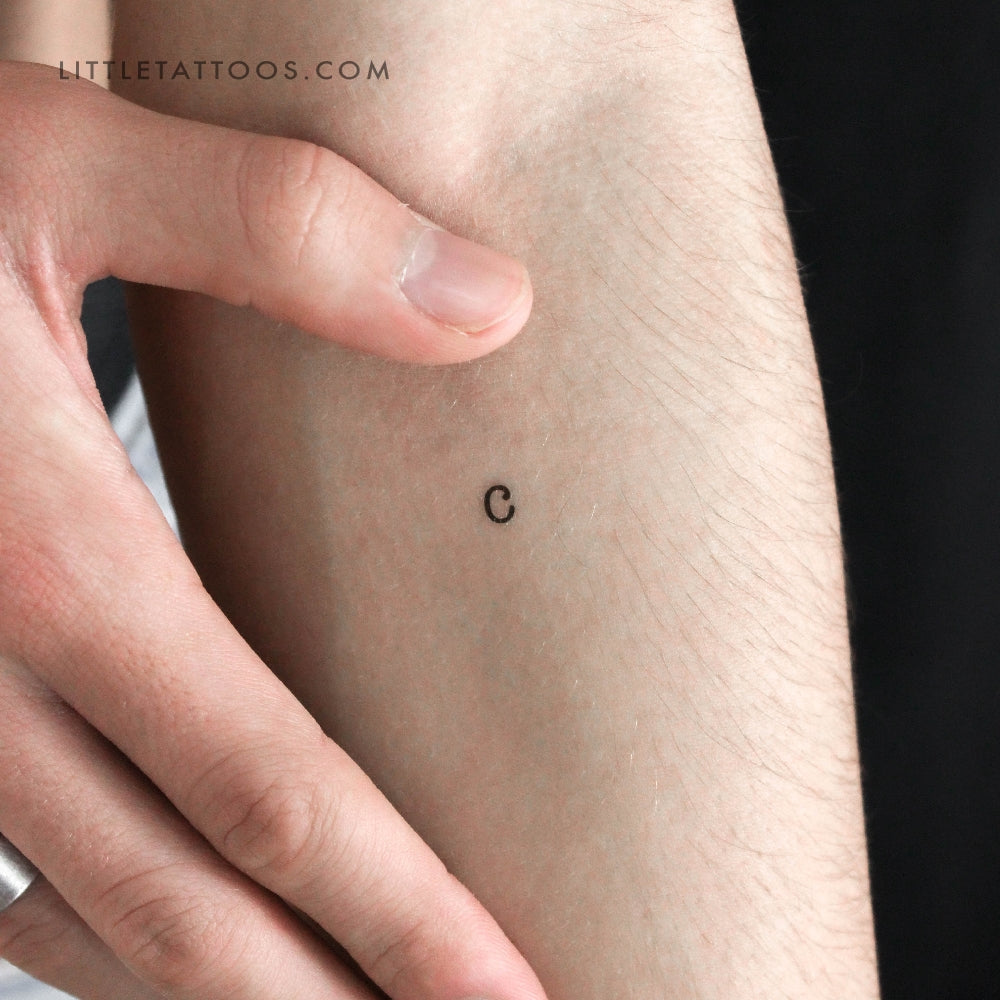 Tatuaje temporal de la letra C minúscula de máquina de escribir (juego de 3)
