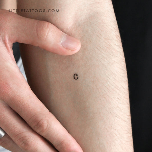 Tatuaje temporal de la letra C minúscula de máquina de escribir (juego de 3)