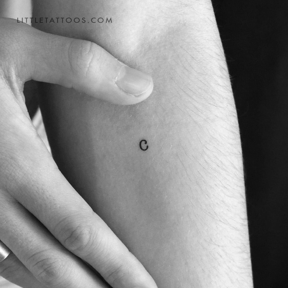 Tatuaje temporal de la letra C minúscula de máquina de escribir (juego de 3)