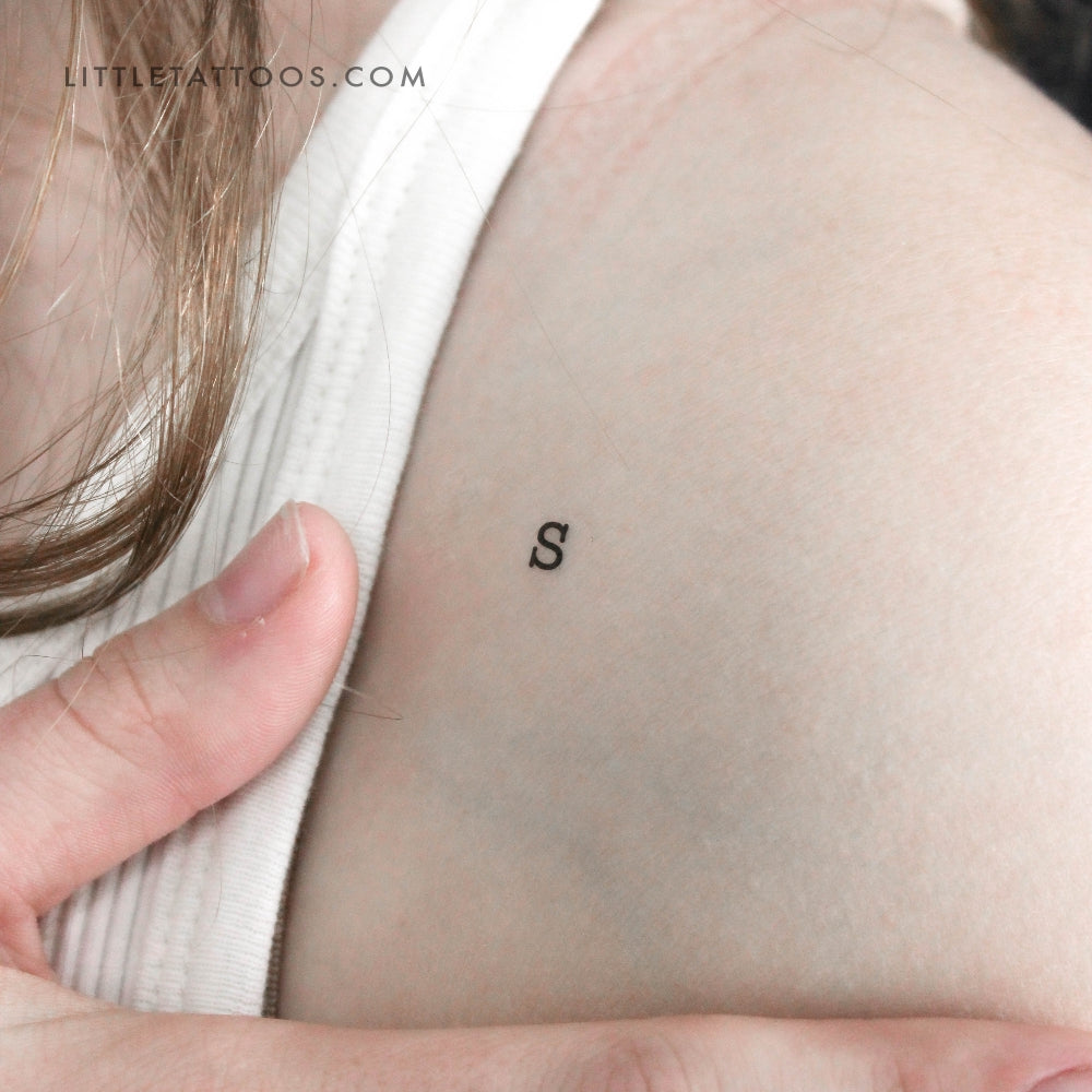 Tatuaje temporal de la letra S minúscula de máquina de escribir (juego de 3)