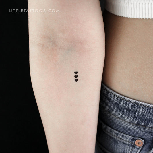 Tatuaje temporal de tres pequeños corazones negros (juego de 3)