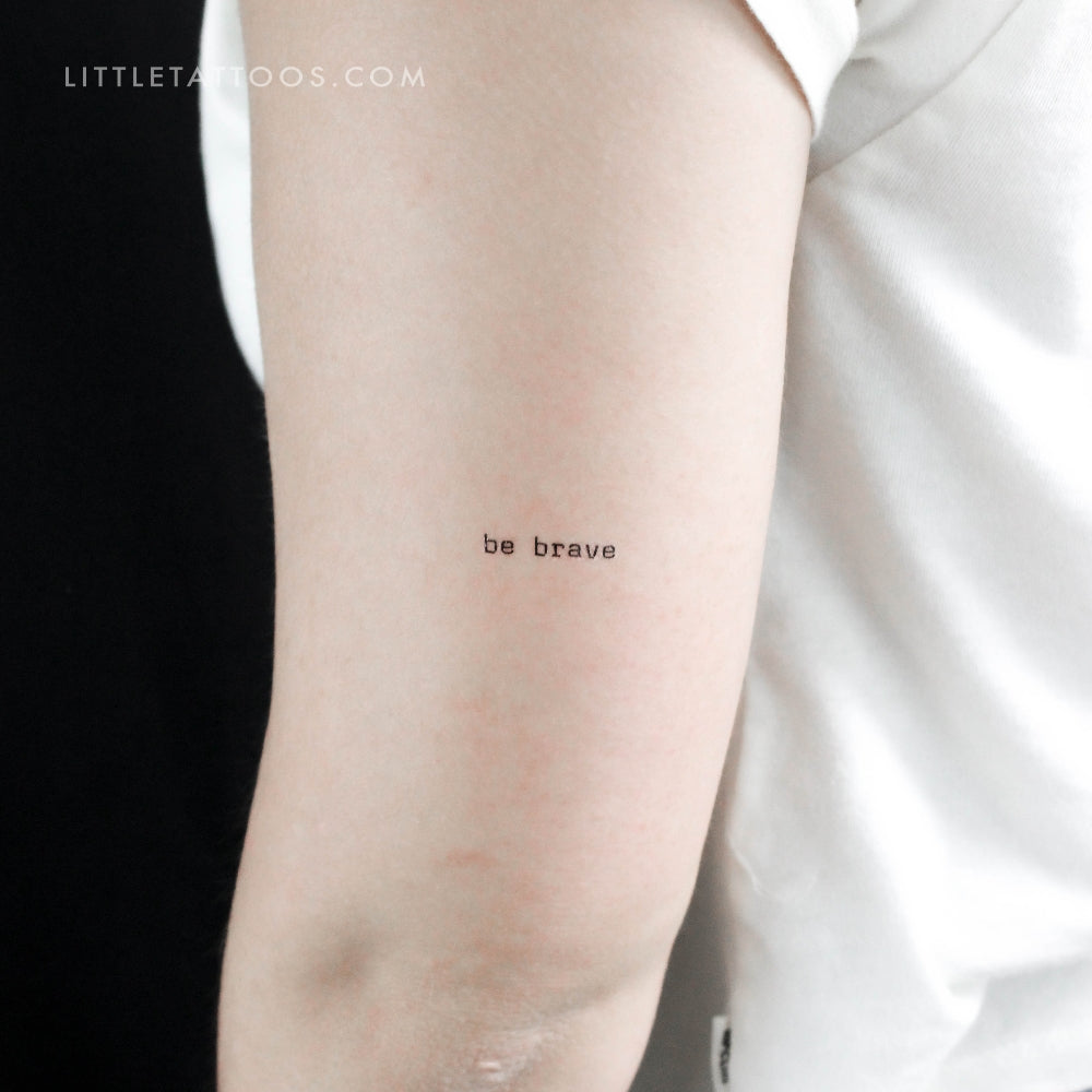 Tatuaje temporal "Be Brave" con fuente de máquina de escribir - Juego de 3