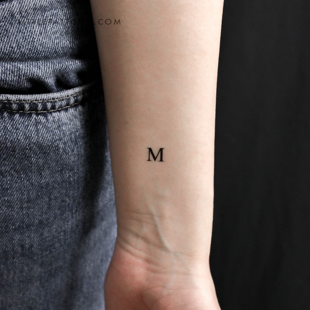 Tatuaje temporal de la letra M mayúscula con serifa - Juego de 3