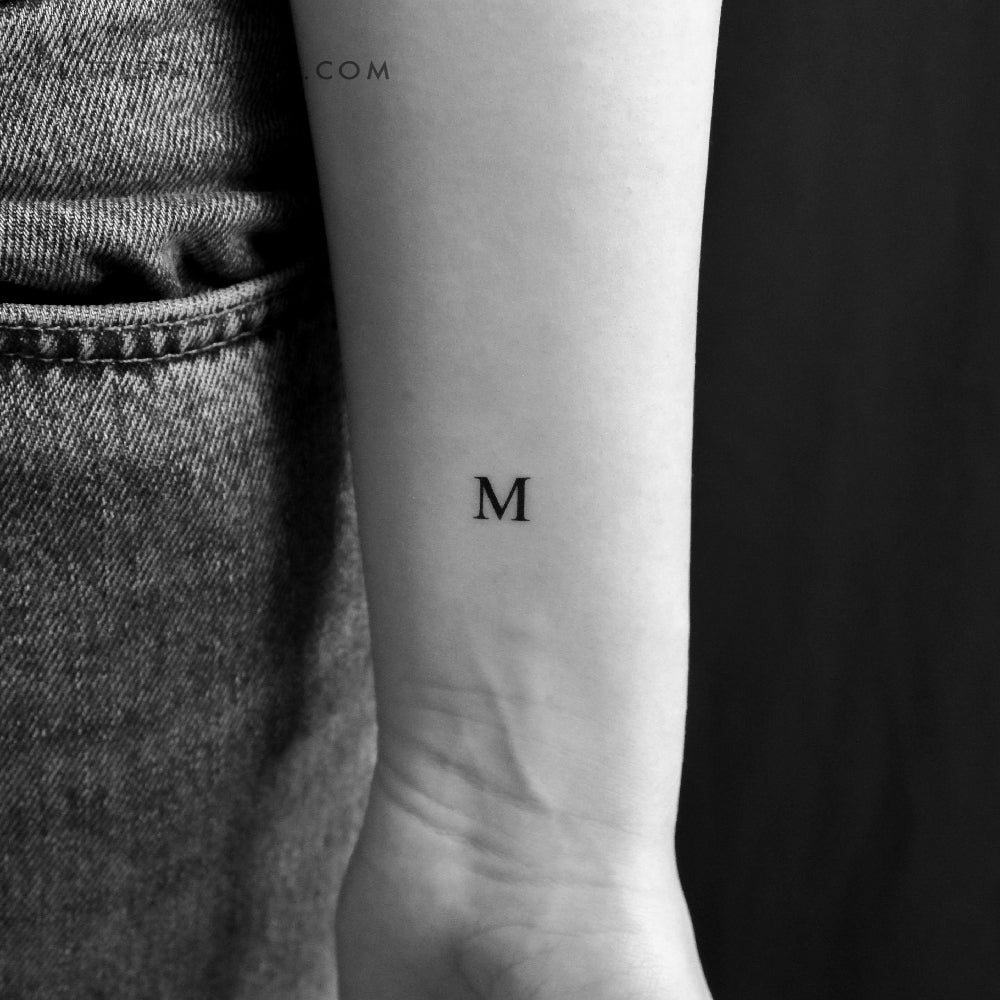 Tatuaje temporal de la letra M mayúscula con serifa - Juego de 3