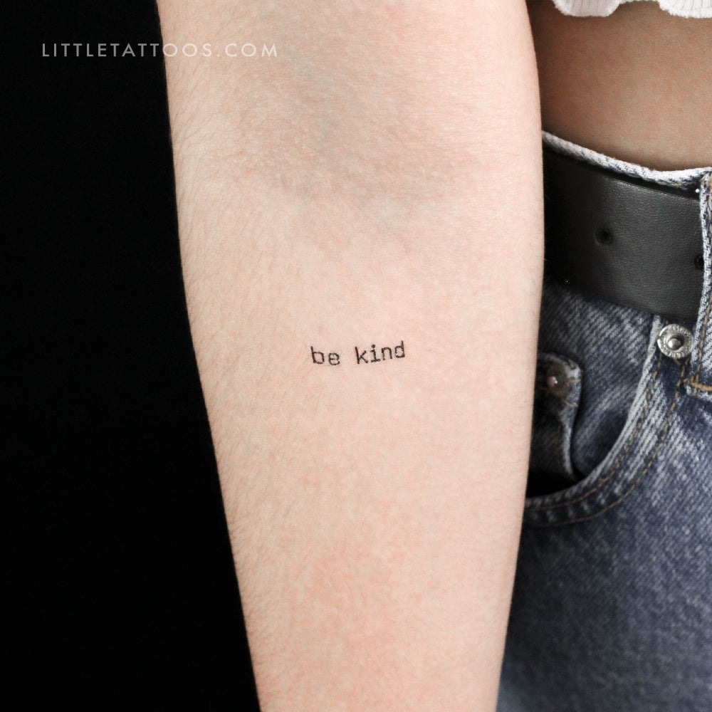 Tatuaje temporal "Be Kind" con fuente de máquina de escribir (juego de 3)