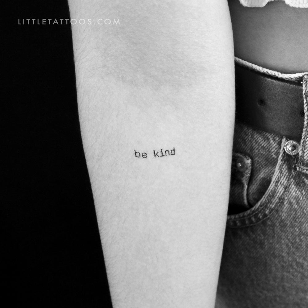 Tatuaje temporal "Be Kind" con fuente de máquina de escribir (juego de 3)