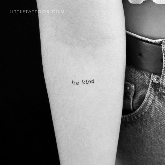 Tatuaje temporal "Be Kind" con fuente de máquina de escribir (juego de 3)