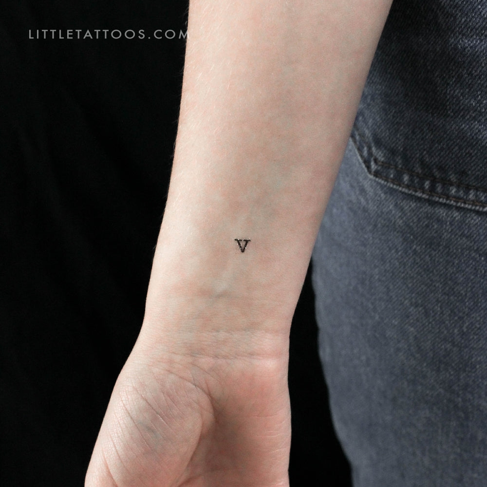 Tatuaje temporal de letra V minúscula de máquina de escribir (juego de 3)