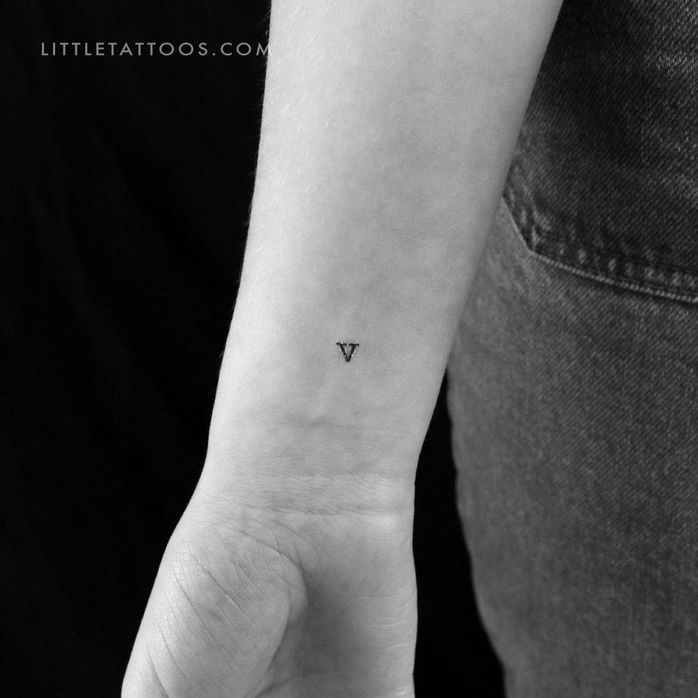 Tatuaje temporal de letra V minúscula de máquina de escribir (juego de 3)