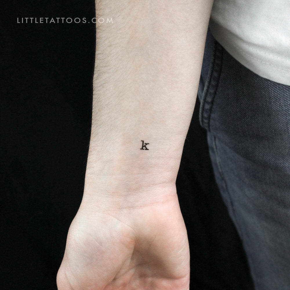 Tatuaje temporal de la letra K minúscula de máquina de escribir (juego de 3)