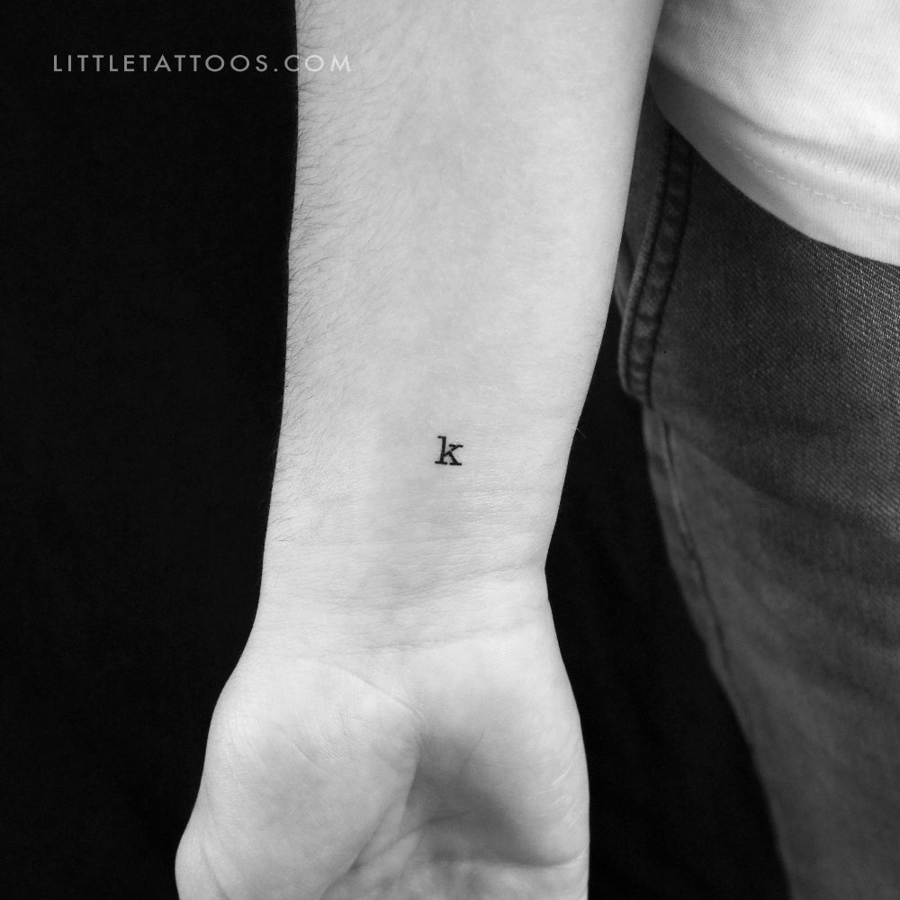 Tatuaje temporal de la letra K minúscula de máquina de escribir (juego de 3)