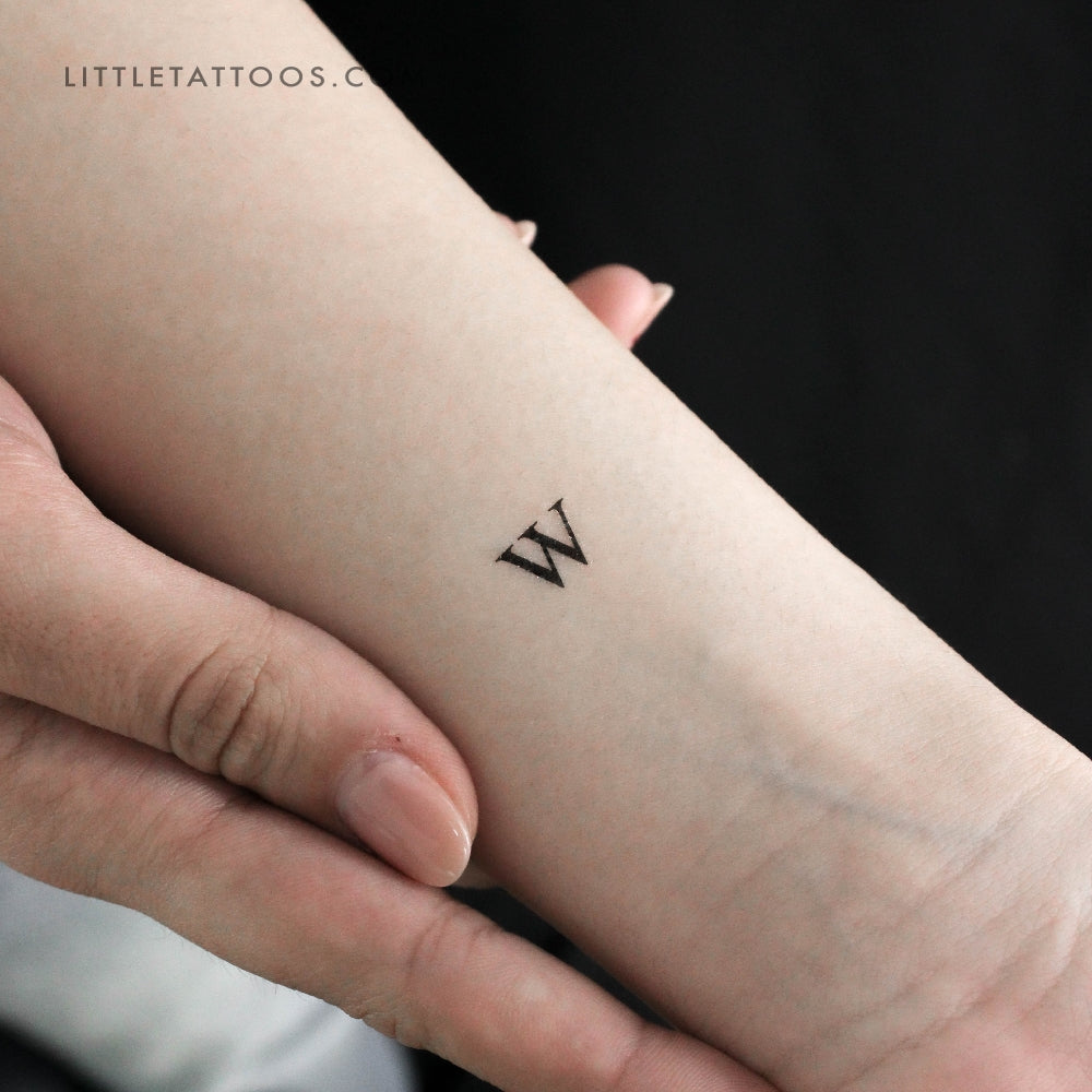 Tatuaje temporal de la letra W mayúscula con serifa - Juego de 3