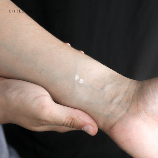 Tatuaje temporal de dos pequeños corazones blancos (juego de 3)