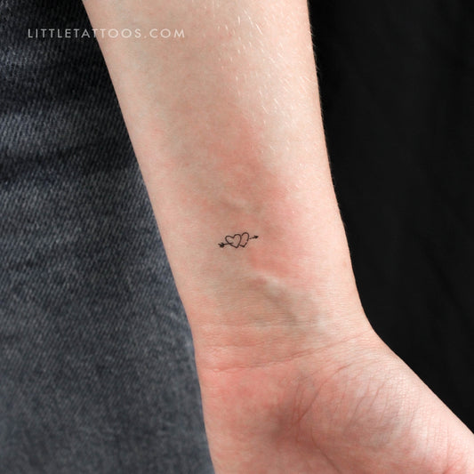 Tatuaje temporal de doble corazón y flecha dibujados a mano (juego de 3)