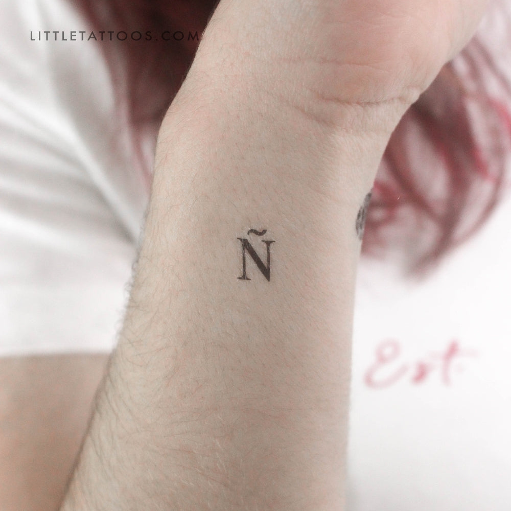 Tatuaje temporal en mayúsculas con serifa Ñ - Juego de 3