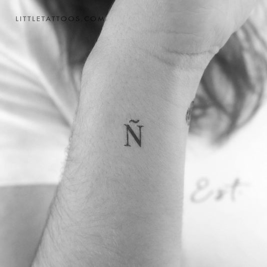 Tatuaje temporal en mayúsculas con serifa Ñ - Juego de 3