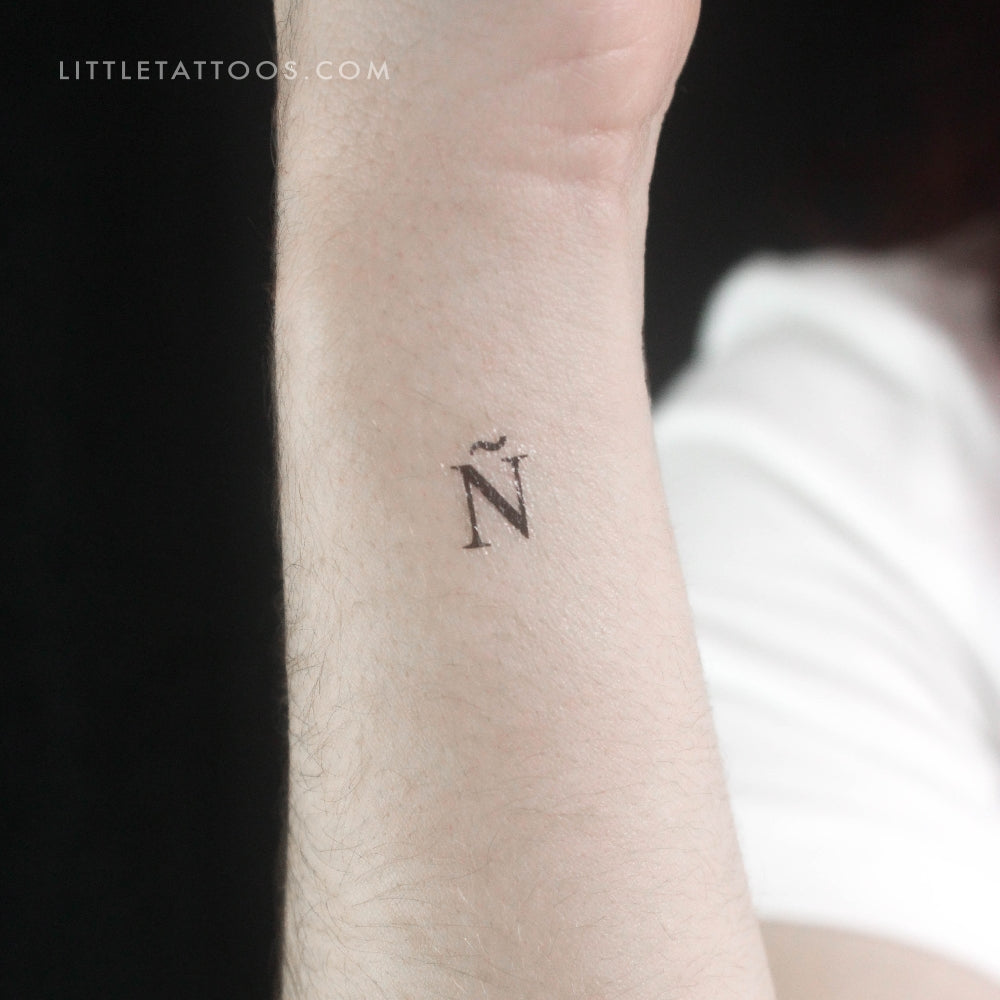 Tatuaje temporal en mayúsculas con serifa Ñ - Juego de 3