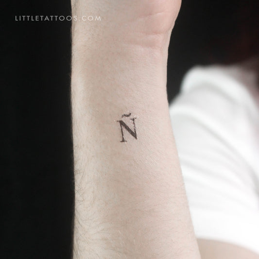 Tatuaje temporal en mayúsculas con serifa Ñ - Juego de 3
