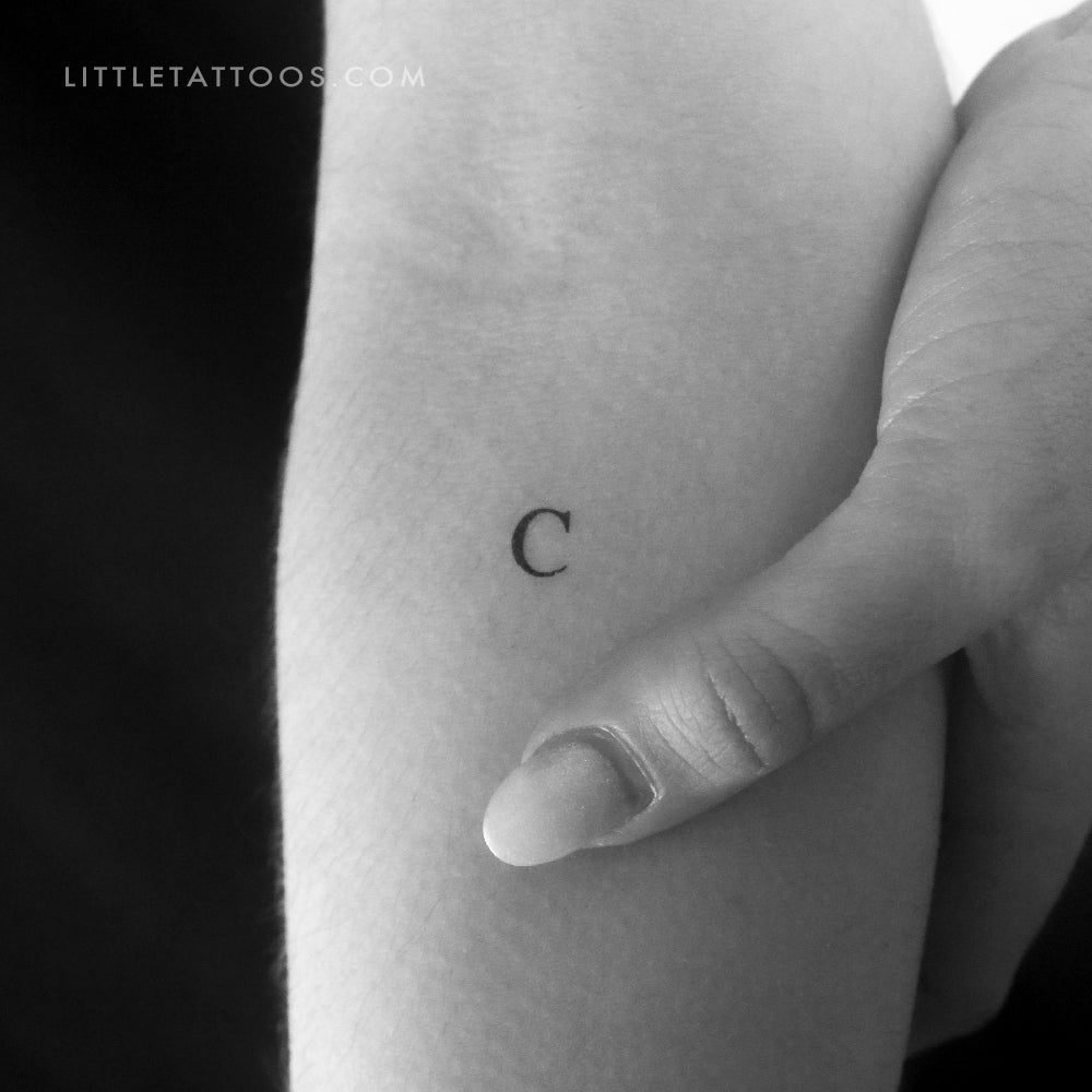Tatuaje temporal de la letra C mayúscula con serifa - Juego de 3