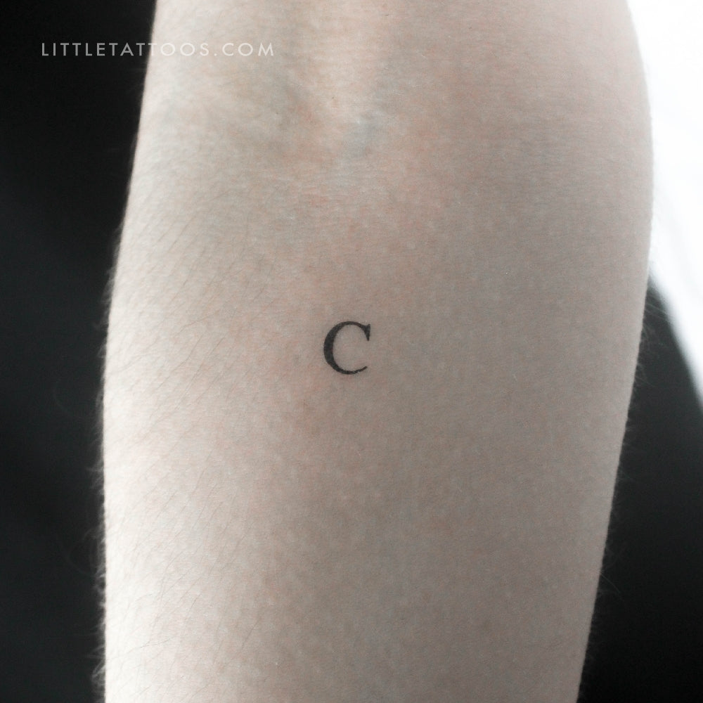 Tatuaje temporal de la letra C mayúscula con serifa - Juego de 3