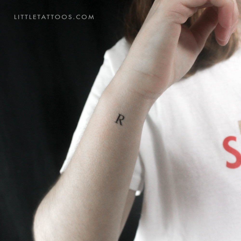 Tatuaje temporal de la letra R mayúscula con serifa - Juego de 3