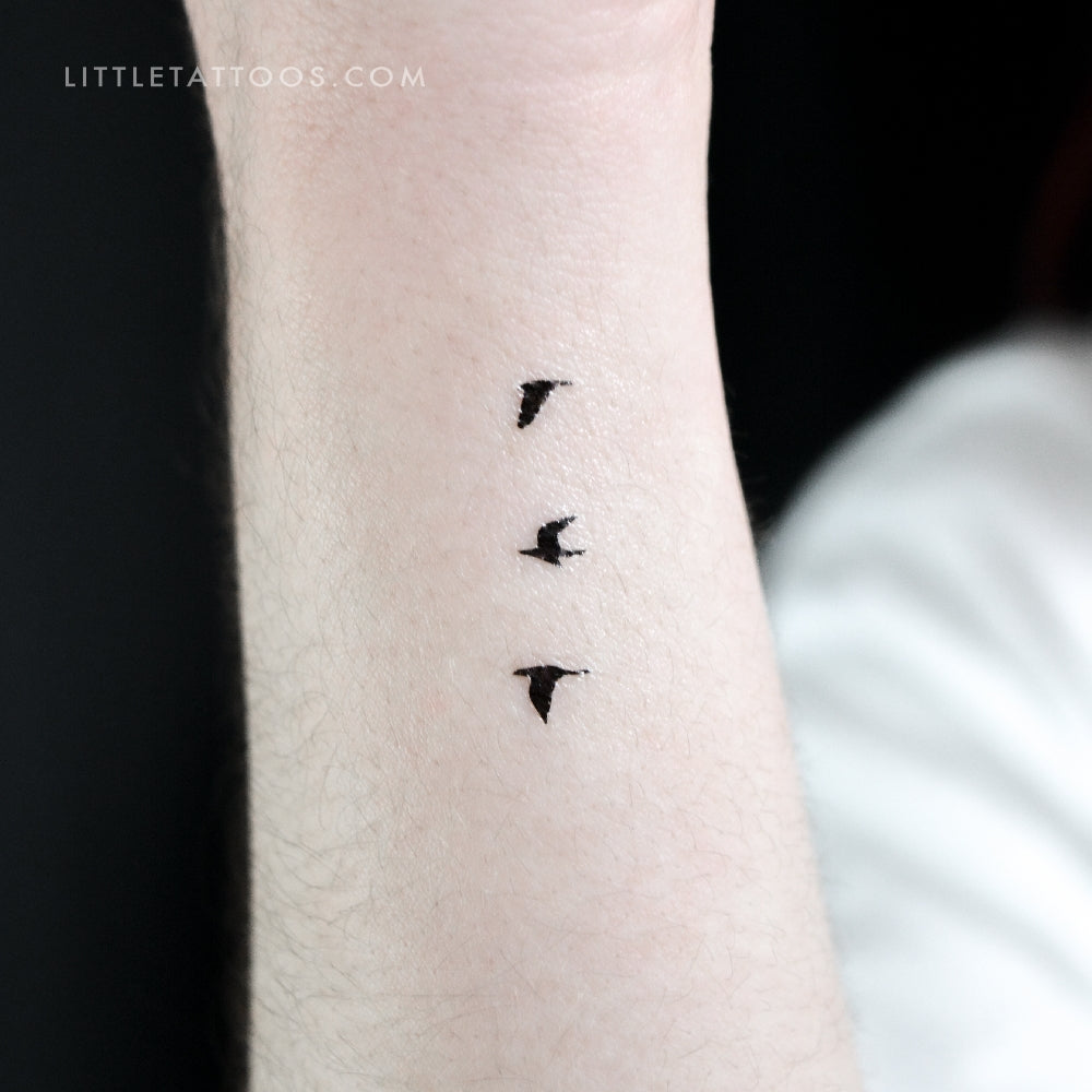 Tatuaje temporal de tres pequeños pájaros voladores (juego de 3)