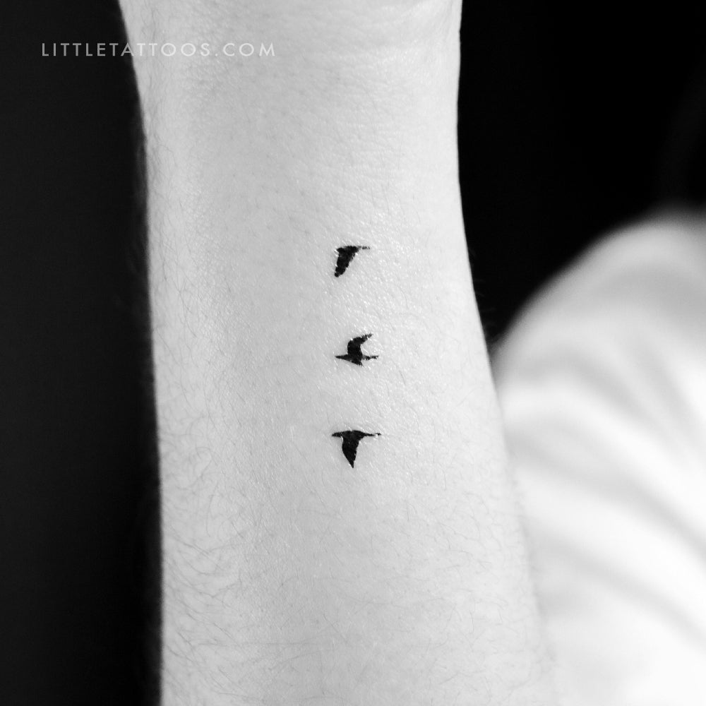 Tatuaje temporal de tres pequeños pájaros voladores (juego de 3)
