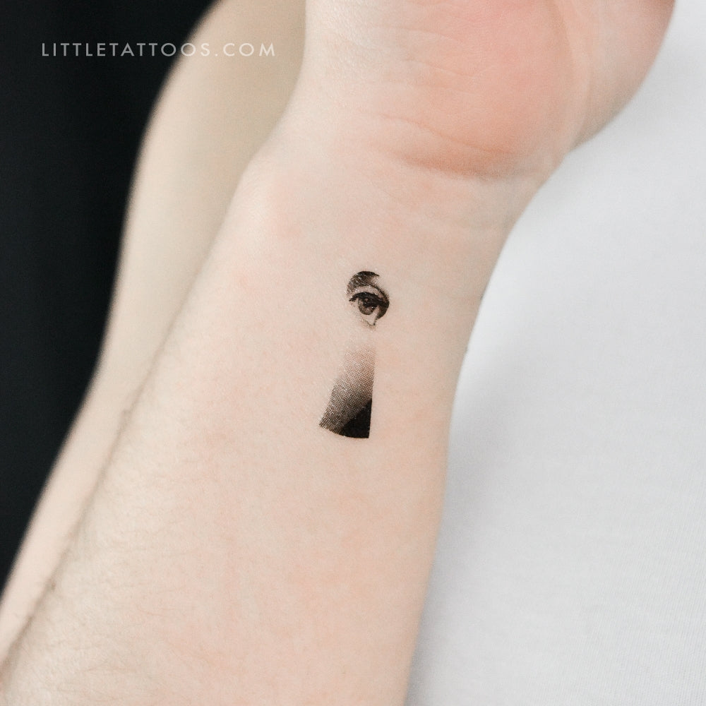 Tatuaje temporal de niña mirando por el ojo de una cerradura (juego de 3)