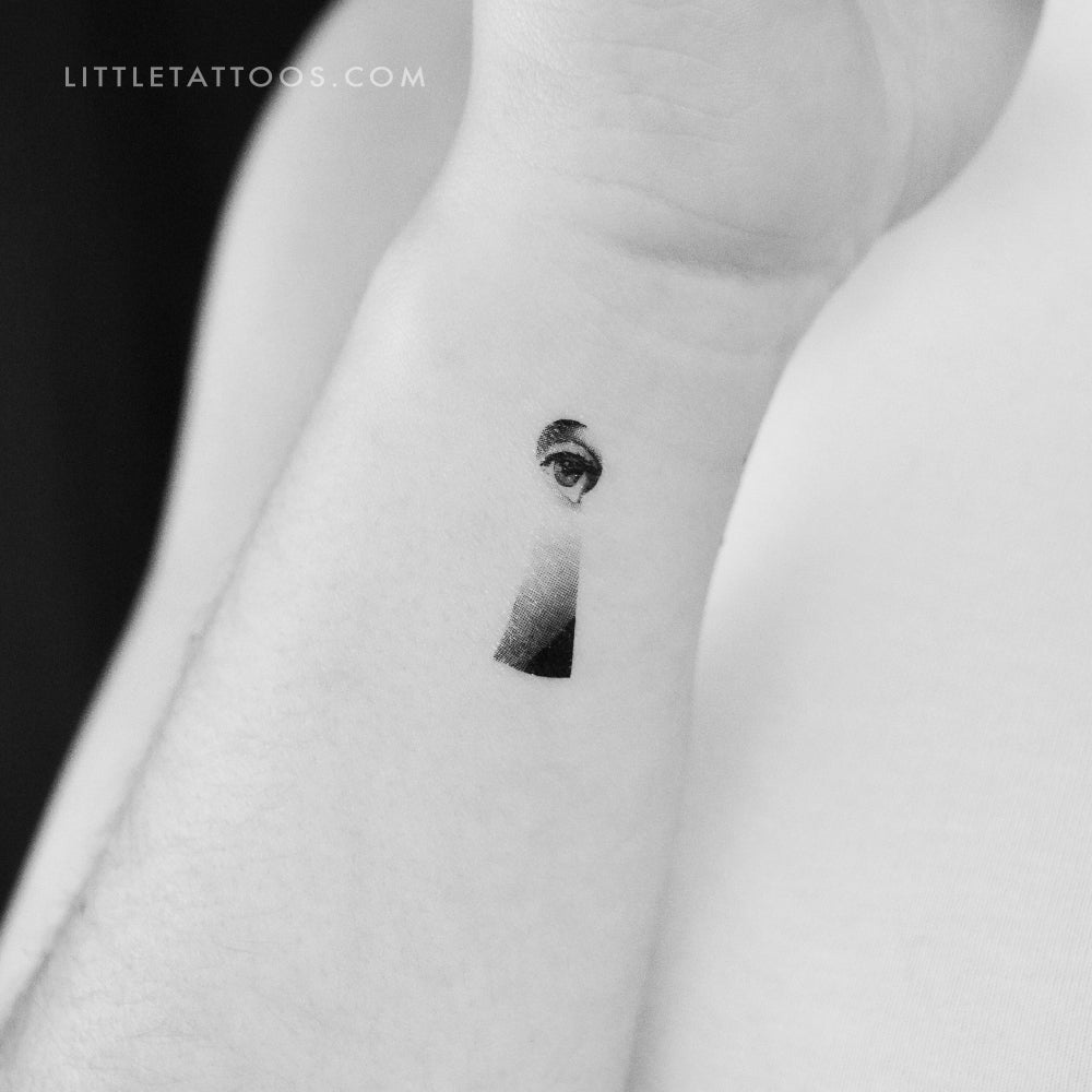 Tatuaje temporal de niña mirando por el ojo de una cerradura (juego de 3)