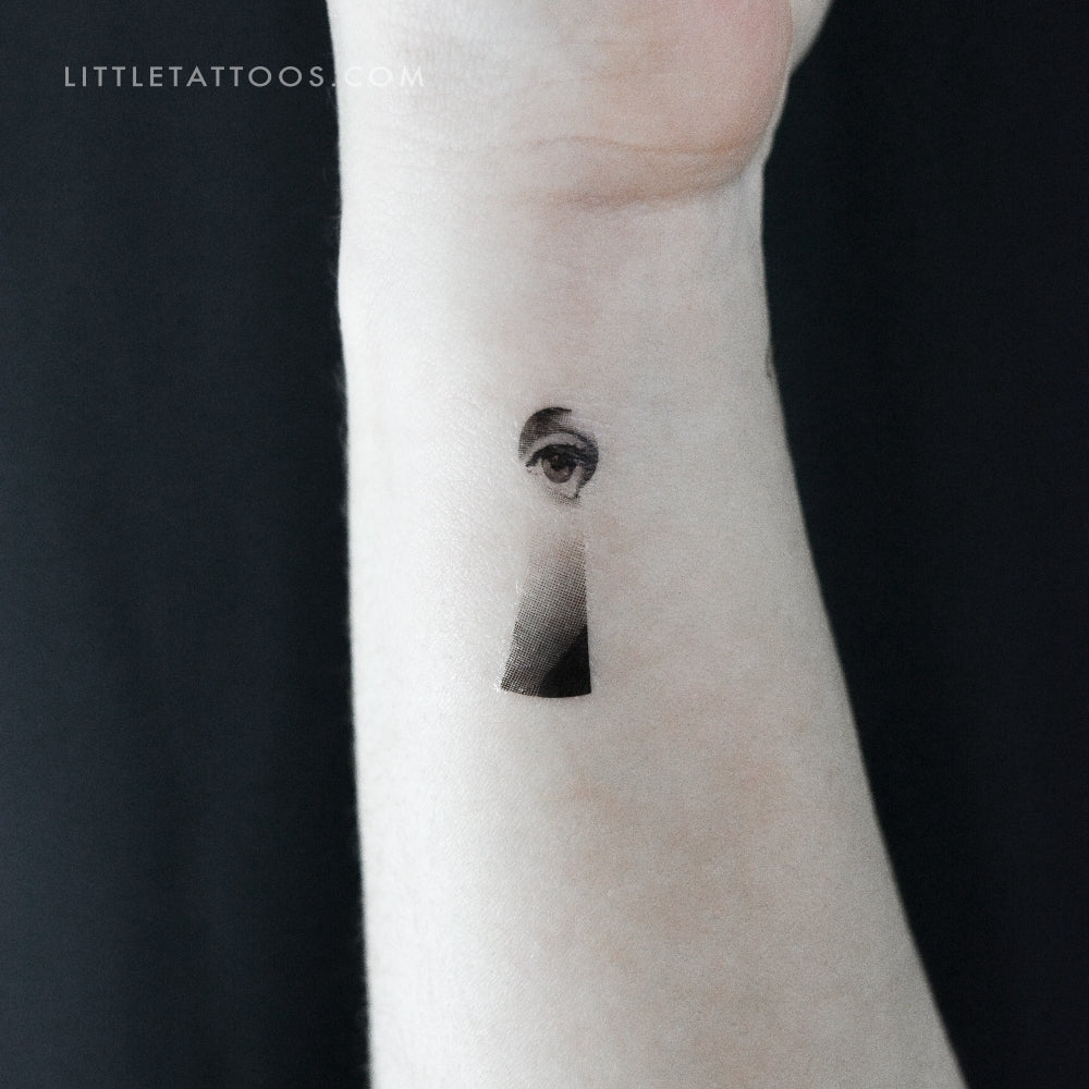 Tatuaje temporal de niña mirando por el ojo de una cerradura (juego de 3)