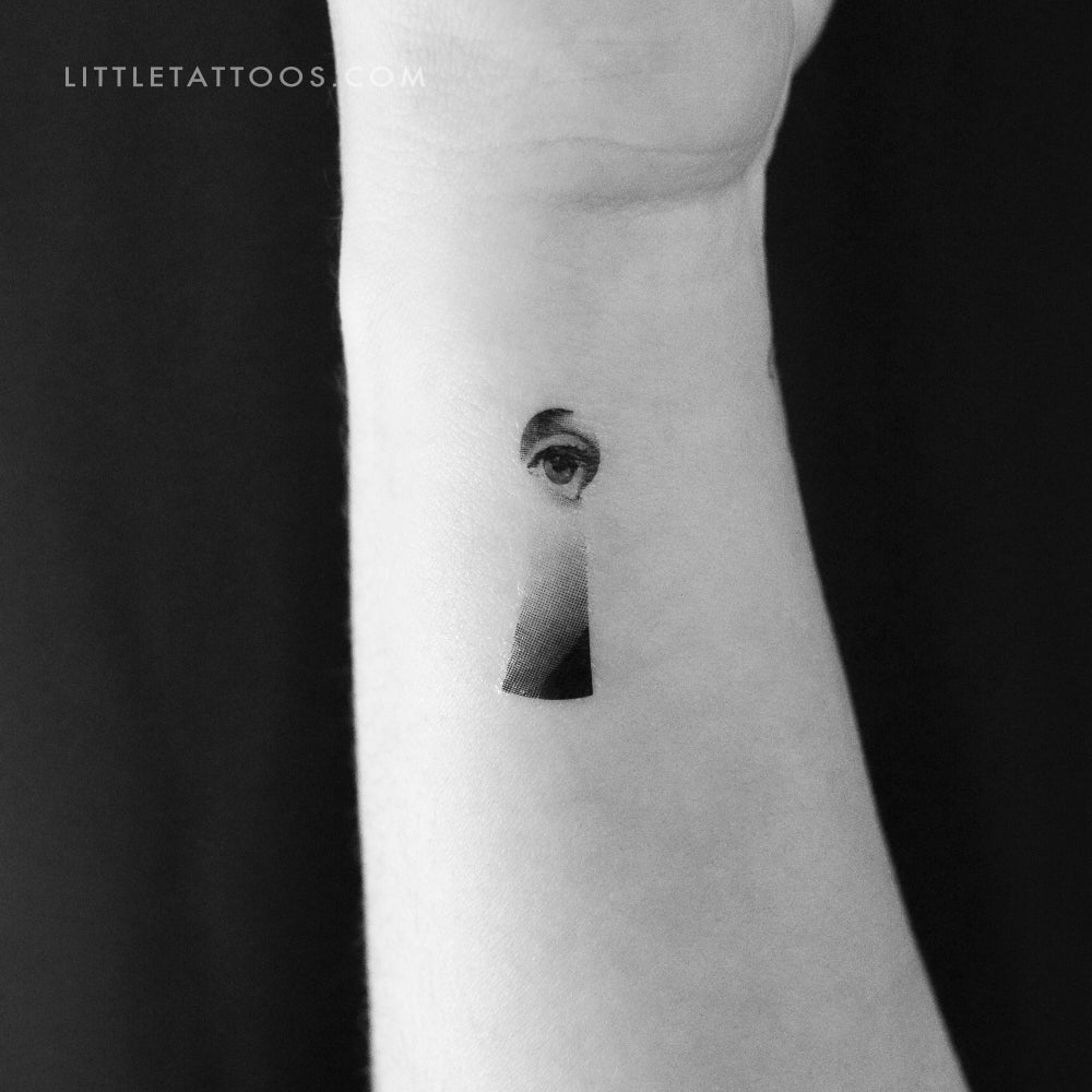 Tatuaje temporal de niña mirando por el ojo de una cerradura (juego de 3)