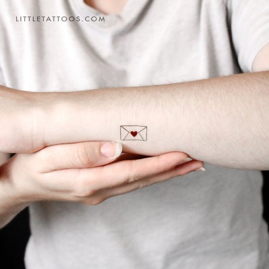 Tatuaje temporal de carta de amor