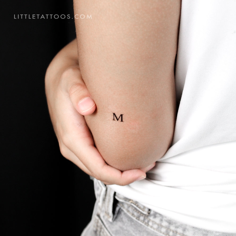 Tatuaje temporal de la letra M mayúscula con serifa - Juego de 3
