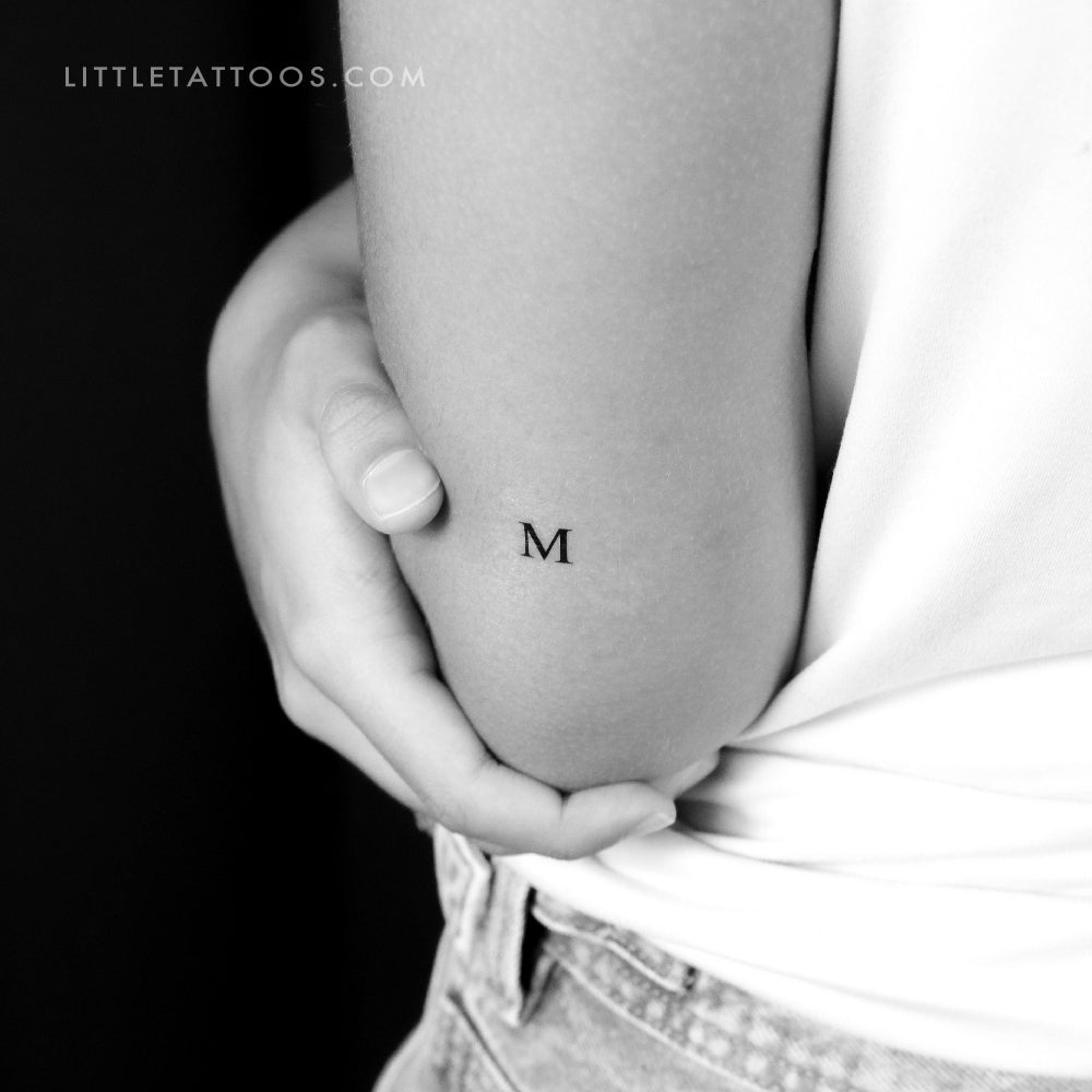Tatuaje temporal de la letra M mayúscula con serifa - Juego de 3