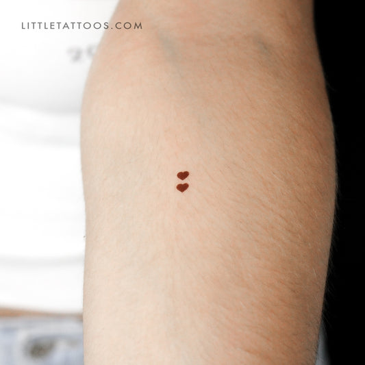 Tatuaje temporal de dos pequeños corazones marrones (juego de 3)