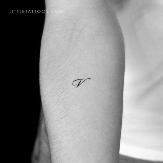 Tatuaje temporal con letra V cursiva (juego de 3)
