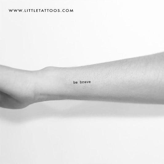 Tatuaje temporal "Be Brave" con fuente de máquina de escribir - Juego de 3