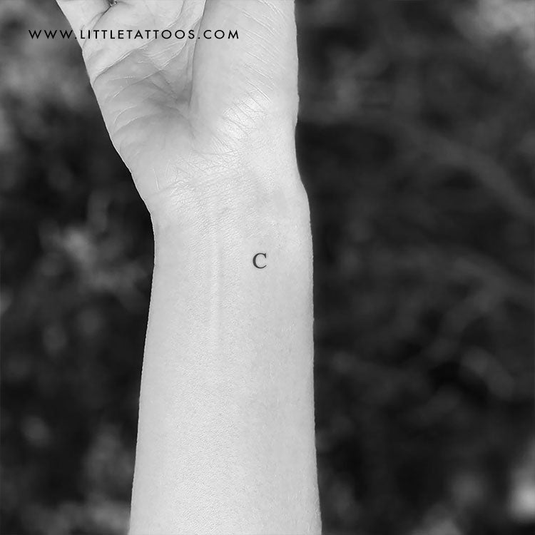 Tatuaje temporal de la letra C mayúscula con serifa - Juego de 3